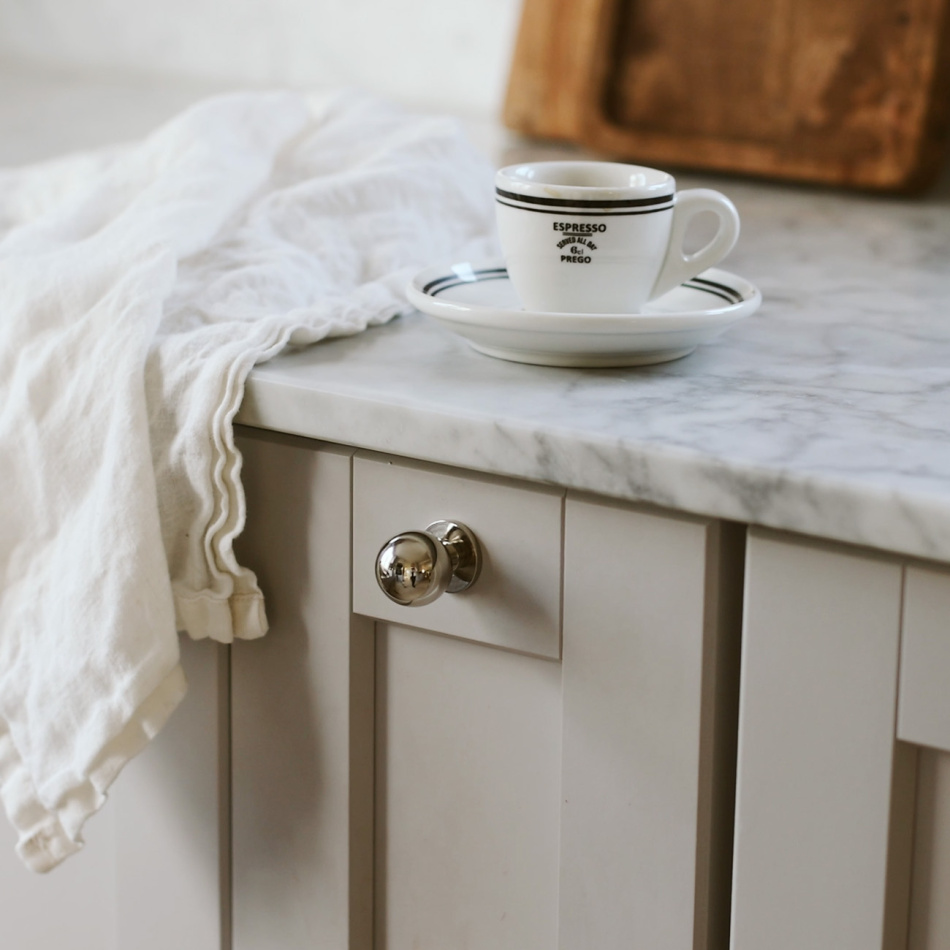 Placering av knoppar på köksluckor