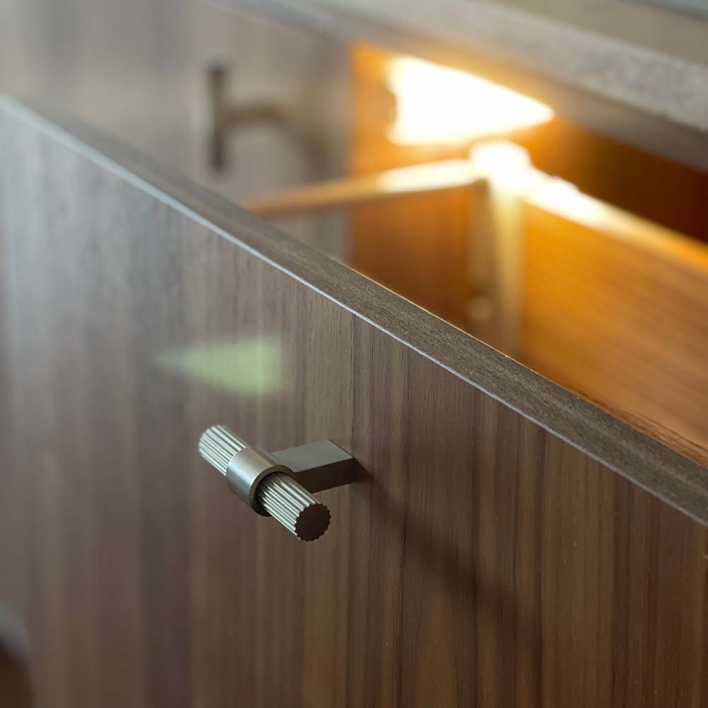 Knopp T Helix Stripe - Rostfritt Stål Finish