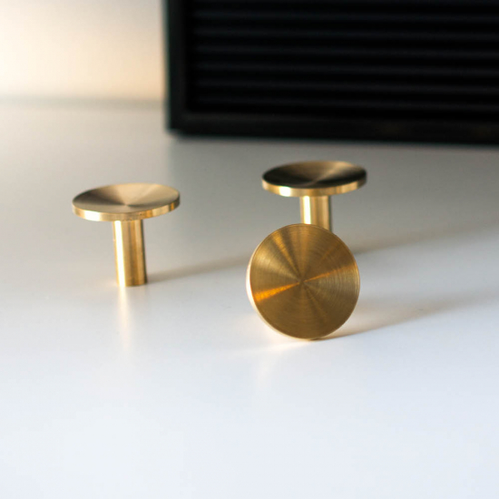 Knopp Sture - 28mm - Borstad Obehandlad Mässing