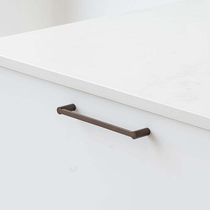 Handtag Flow - Brunerad Mässing