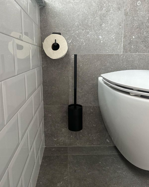 Vi erbjuder toalettpappershållare, handdukshängare, tvålpumpshållare badrumshyllor, toalettborstar och självhäftande krokar