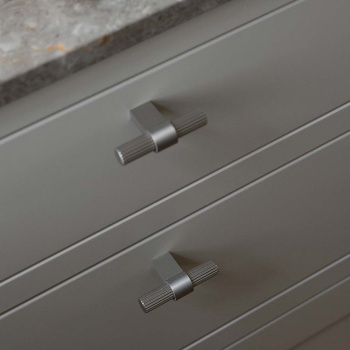 Knopp T Helix Stripe - Rostfritt Stål Finish