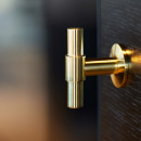 Knopp T Uniform - Mässing