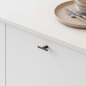 Knopp T Petit - Brunerad Mässing