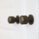 Knopp Manor Round - Antik Mässing