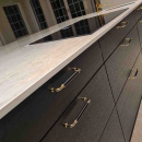 Handtag Brohult M - 128mm - Polerad Mässing/Svart