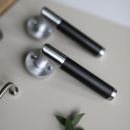 Dörrhandtag Koster - Borstad Krom/Svart