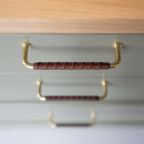 Handtag 1353 - Polerad Mässing/Läder Brun