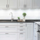 Handtag 1353 - Polerad Mässing/Svart Läder